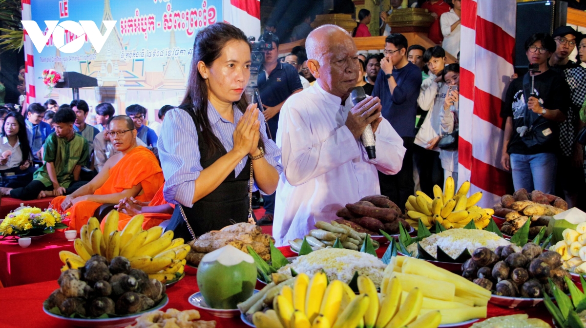 sac mau le cung trang cua dong bao khmer hinh anh 12