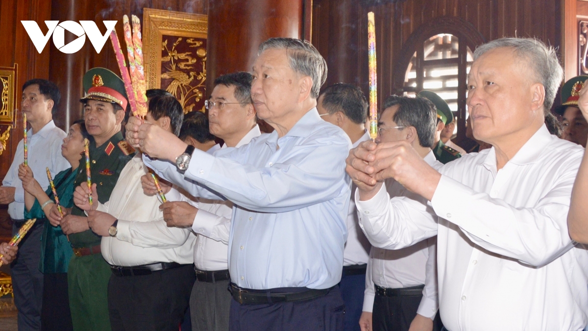 Tổng Bí thư Tô Lâm dâng hoa, dâng hương tại Tượng đài Bác Hồ ở Phú Quốc
