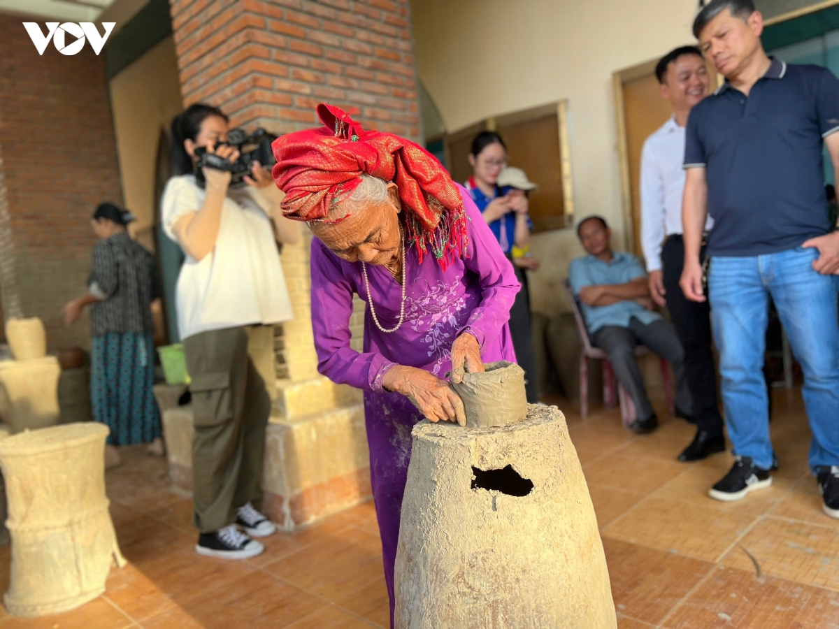 phat dong cuoc thi bao chi va video clip ve du lich khanh hoa nam 2025 hinh anh 2