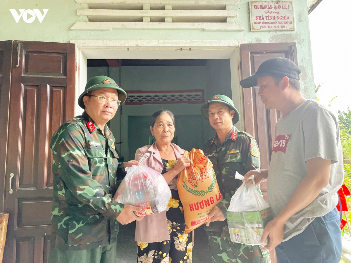 bo doi lu doan 574-qk5 dua thuc pham ho tro nguoi dan thuong nguon song thu bon hinh anh 2