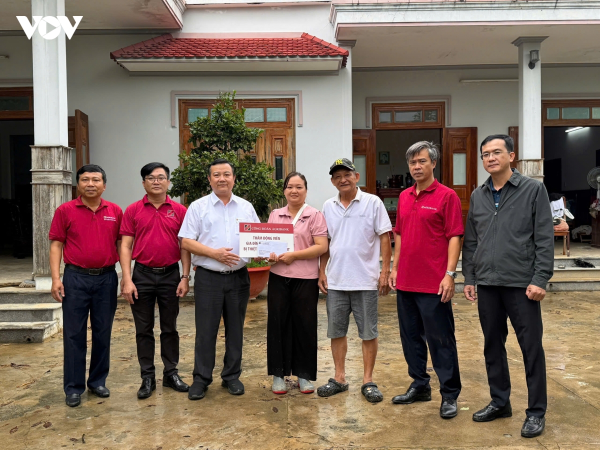 agribank ho tro 11 ty dong giup cac tinh mien trung khac phuc hau qua mua lu hinh anh 1