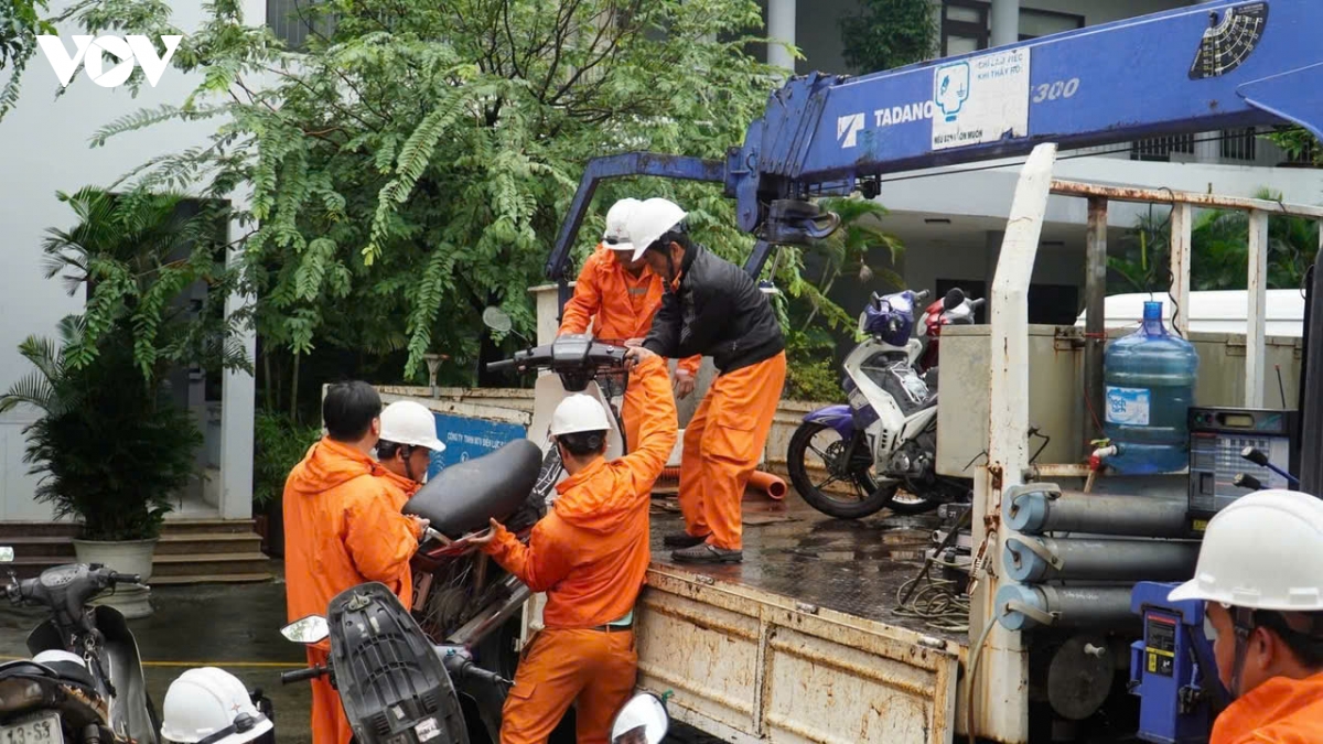 evncpc huy dong nhan luc va 40.000 cong to ho tro Dak lak khoi phuc he thong dien hinh anh 6