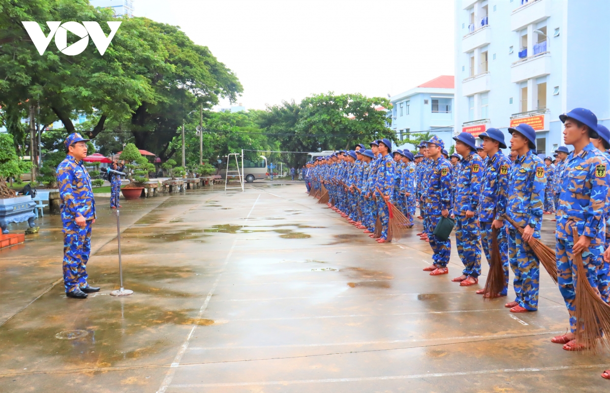 Bộ đội giúp dân dọn dẹp tại trạm y tế, khu dân cư, trường học sau mưa lũ