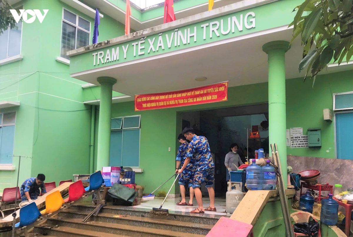bo doi giup dan don dep tai tram y te, khu dan cu, truong hoc sau mua lu hinh anh 2