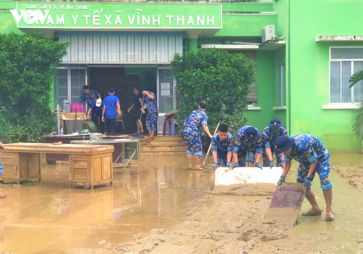 bo doi giup dan don dep tai tram y te, khu dan cu, truong hoc sau mua lu hinh anh 3