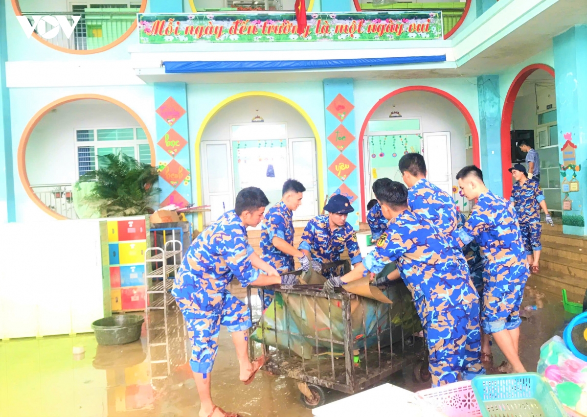 bo doi giup dan don dep tai tram y te, khu dan cu, truong hoc sau mua lu hinh anh 4