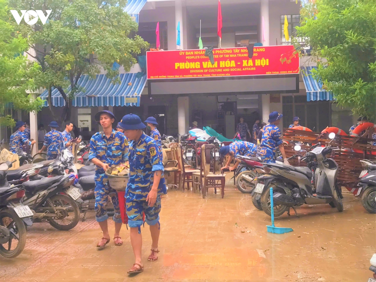 bo doi giup dan don dep tai tram y te, khu dan cu, truong hoc sau mua lu hinh anh 5