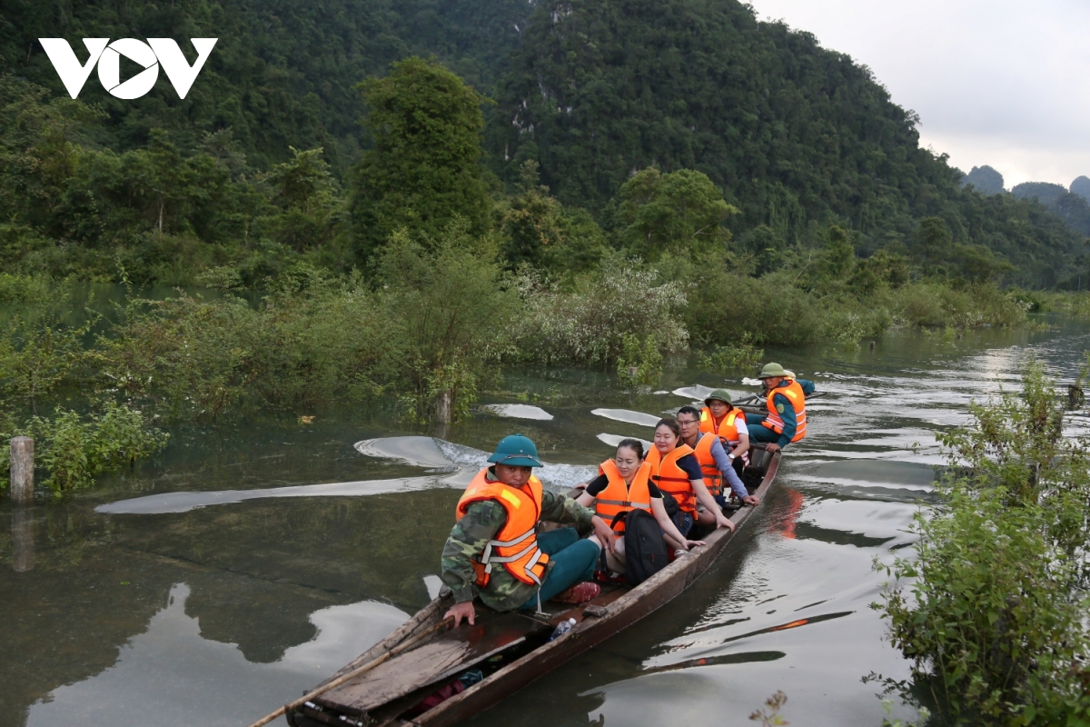 Cô giáo ẵm con nhỏ đi 3 lần đò vượt lũ vào cắm bản dạy học