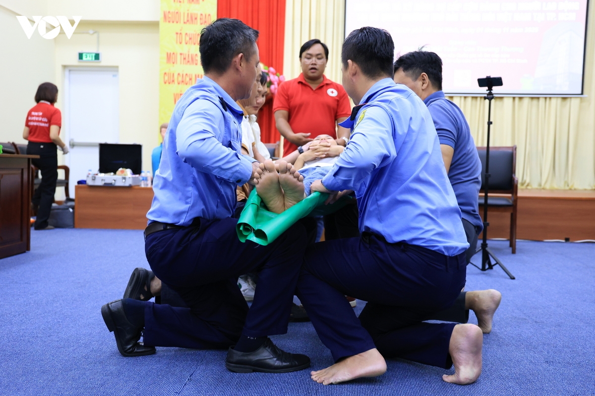 vov tp.hcm tap huan ky nang so cap cuu cho nguoi lao dong hinh anh 6