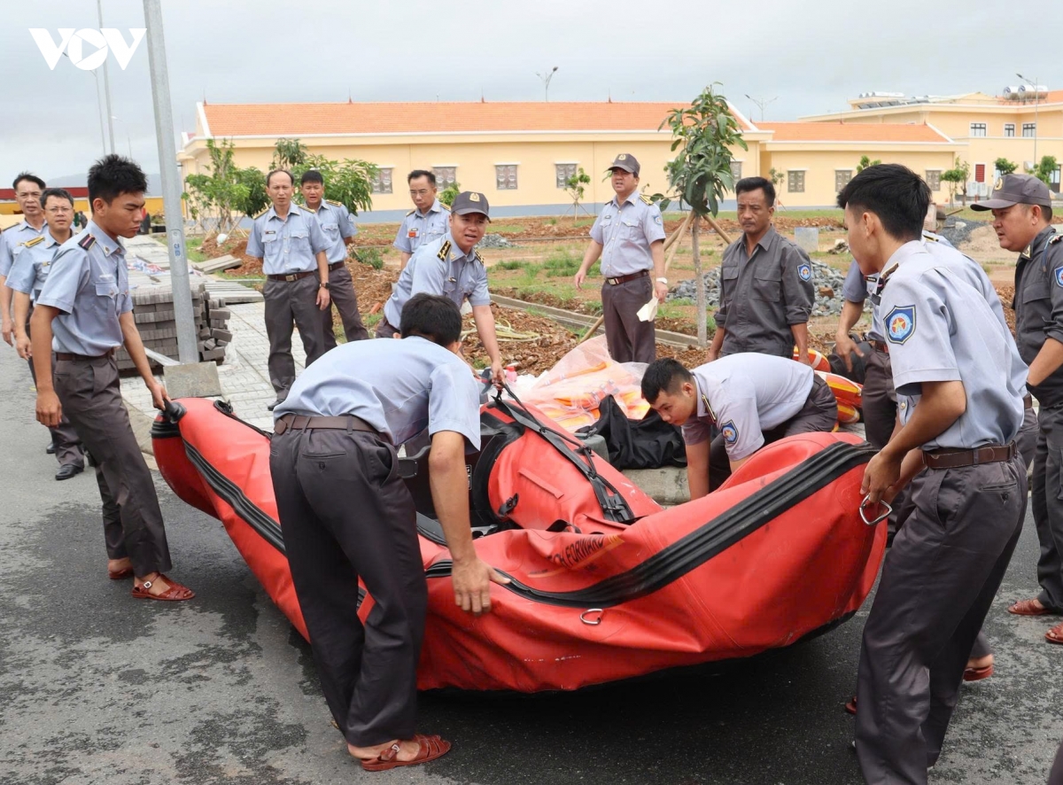 chi doi kiem ngu 4 doc luc cuu tro nguoi dan khanh hoa giua mua lu hinh anh 1