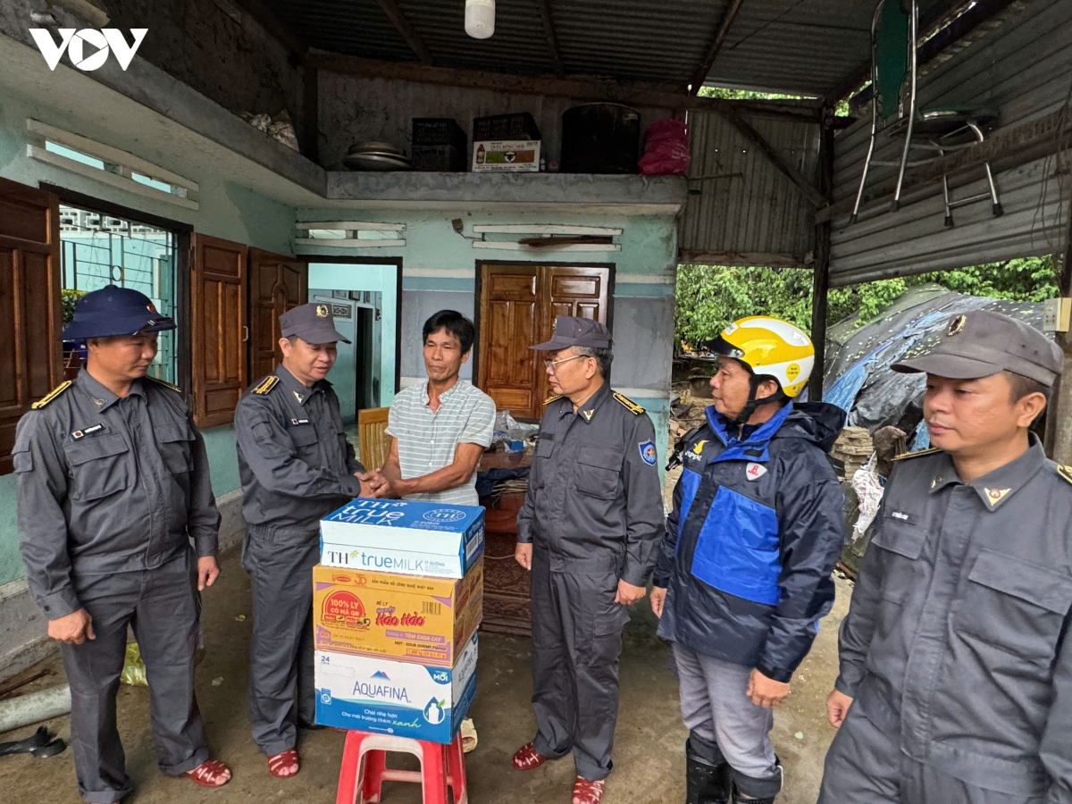 chi doi kiem ngu 4 doc luc cuu tro nguoi dan khanh hoa giua mua lu hinh anh 2