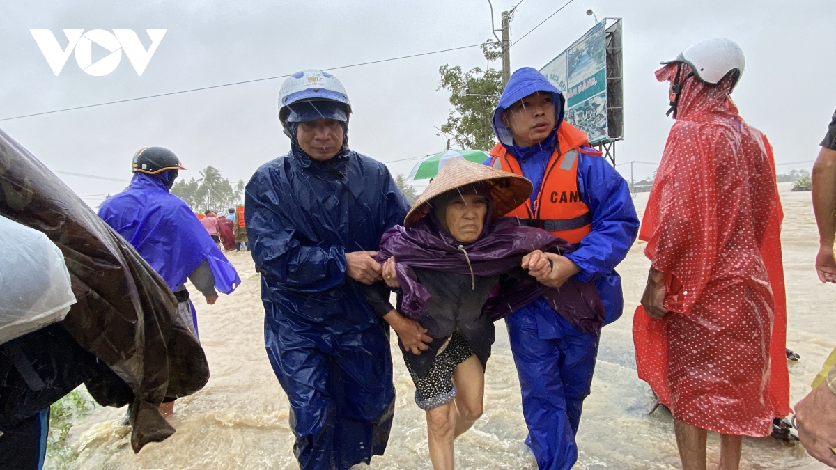 Đắk Lắk tập trung lực lượng di dời dân ở những vùng lũ còn nguy hiểm