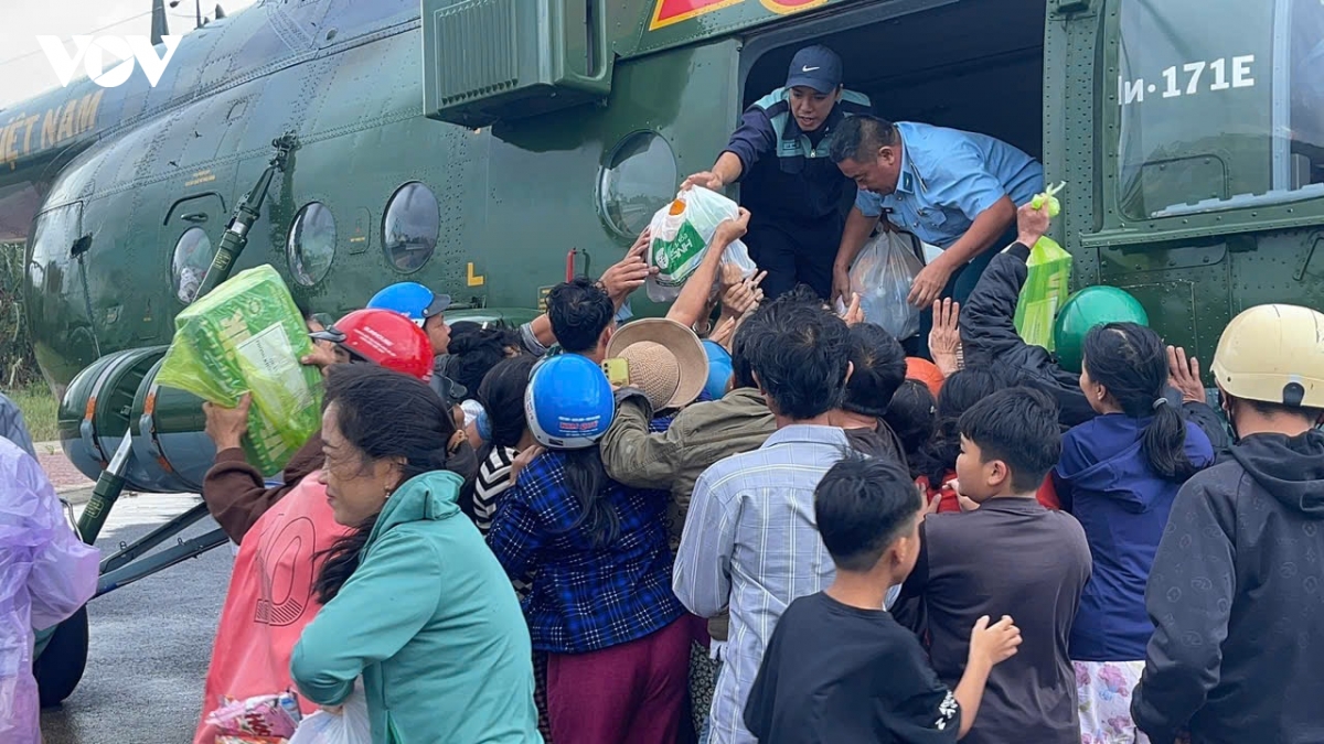 tiep tuc chuyen hang cuu tro bang may bay toi nguoi dan vung lu hinh anh 7