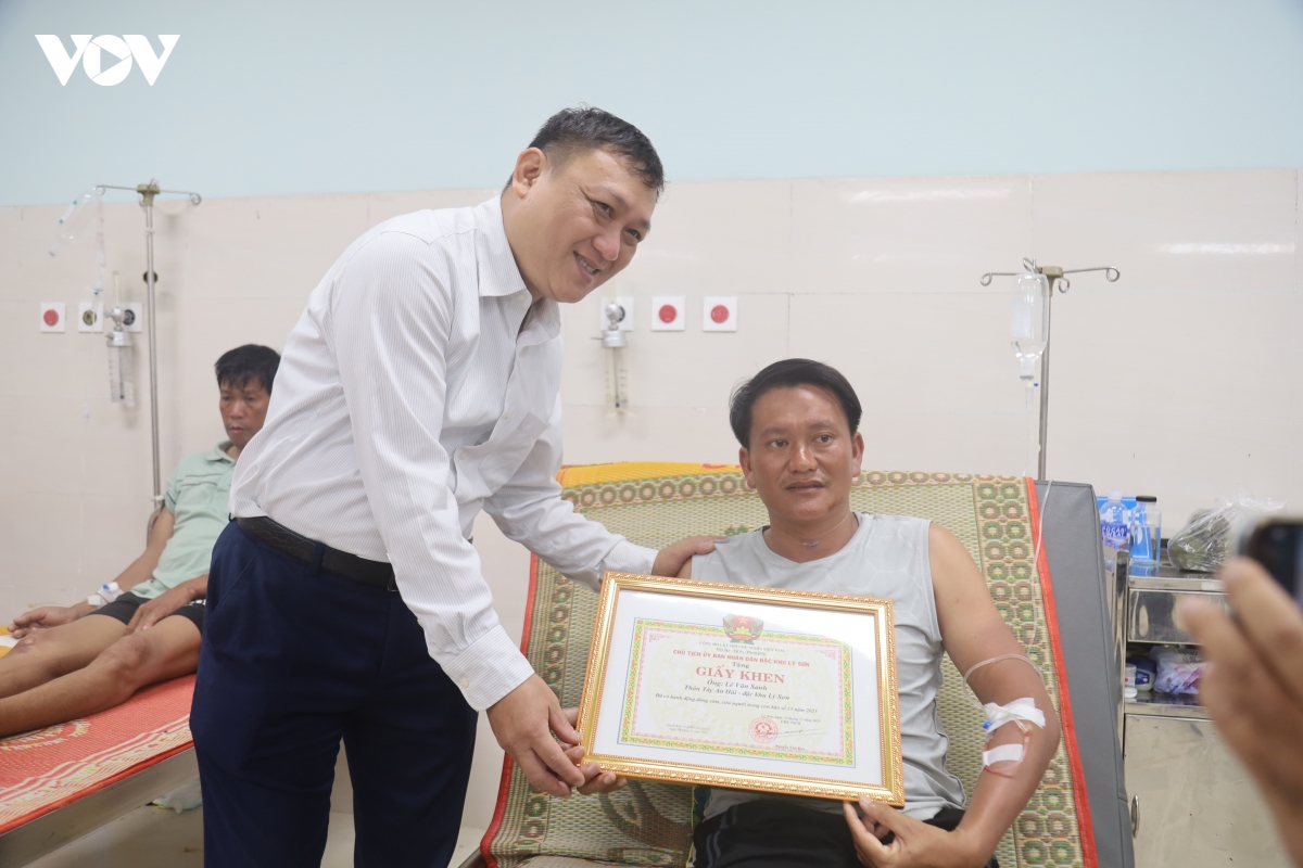 khen thuong 2 nguoi dan va chu tau o ly son dung cam cuu nguoi hinh anh 1