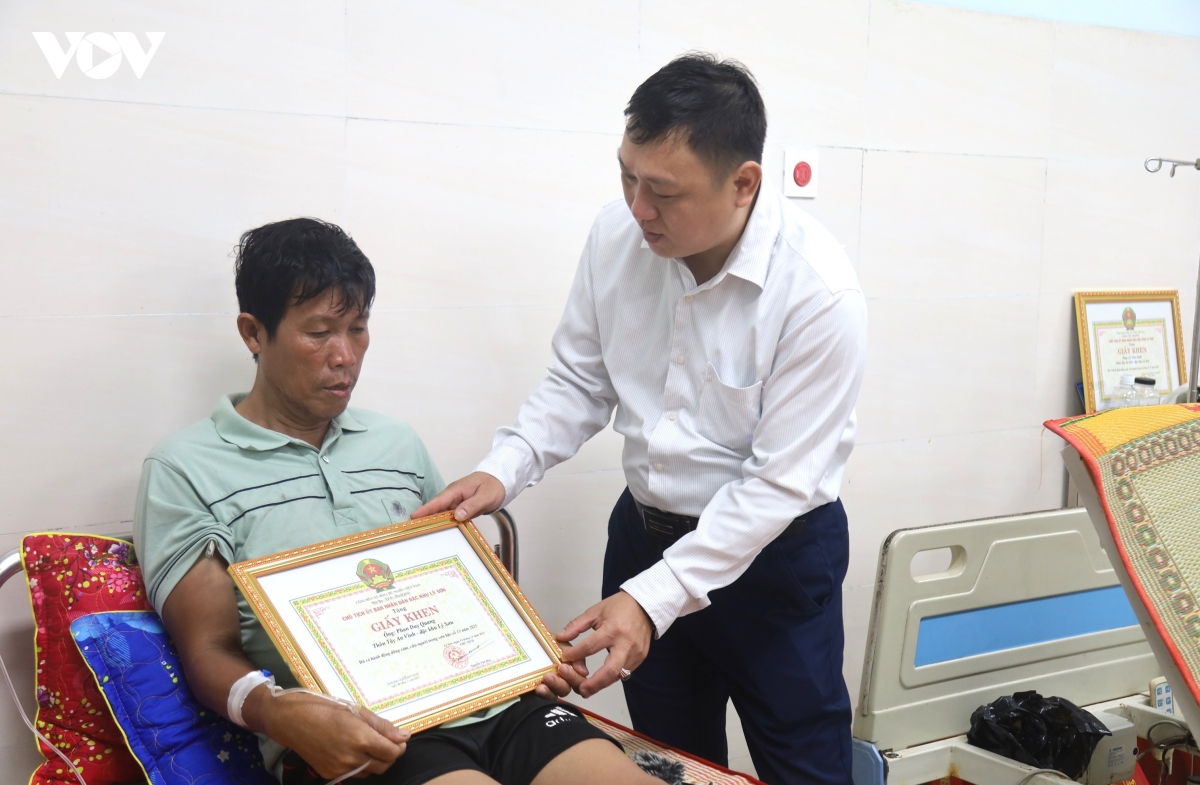 khen thuong 2 nguoi dan va chu tau o ly son dung cam cuu nguoi hinh anh 2