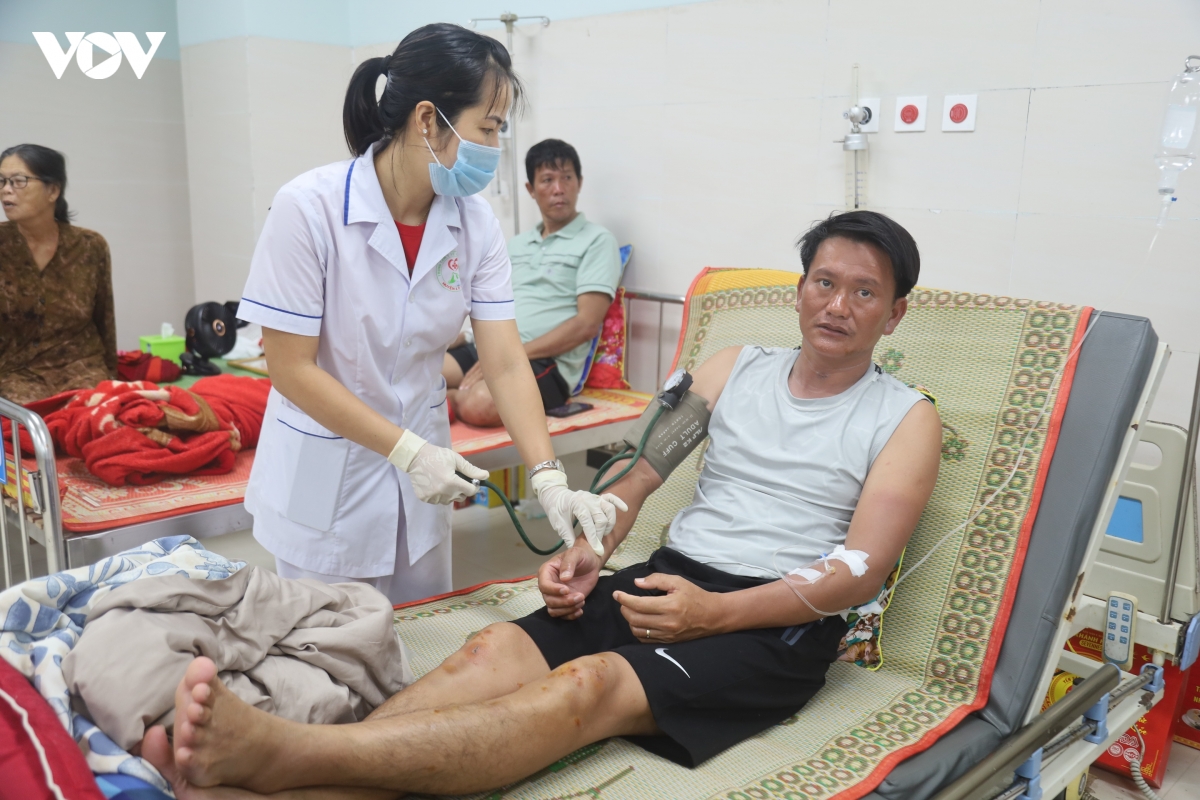 khen thuong 2 nguoi dan va chu tau o ly son dung cam cuu nguoi hinh anh 3