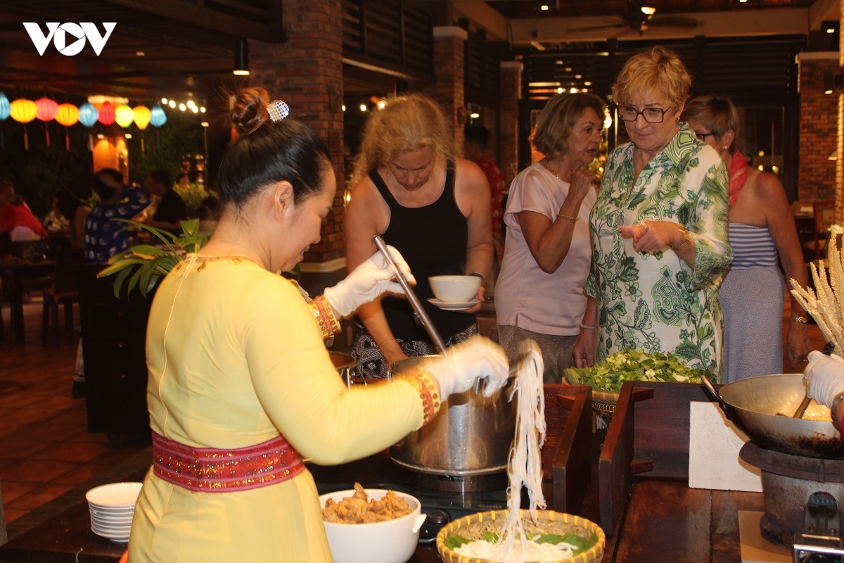 trai nghiem van hoa tao diem nhan, niu chan du khach tai lam Dong hinh anh 2