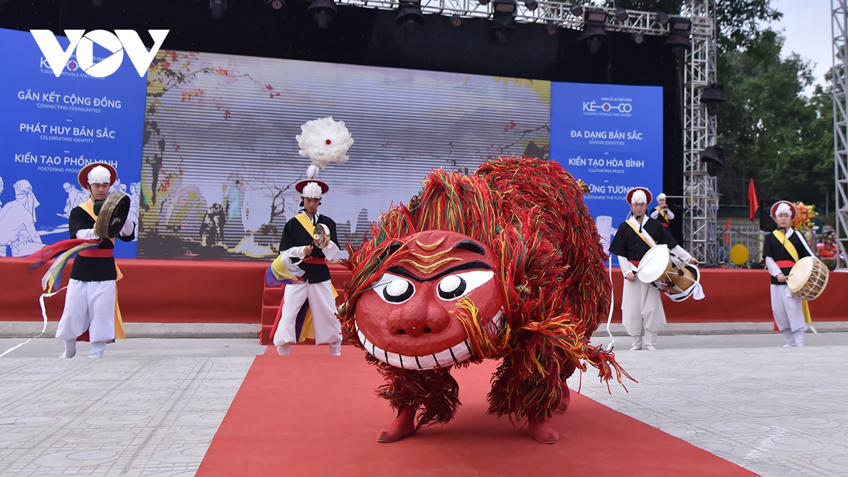 trai trang coi tran trinh dien nghi le va tro choi keo co tai ha noi hinh anh 9