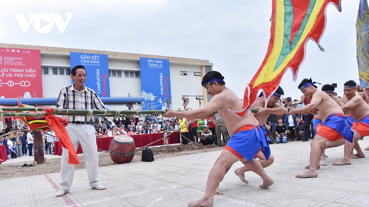 trai trang coi tran trinh dien nghi le va tro choi keo co tai ha noi hinh anh 14