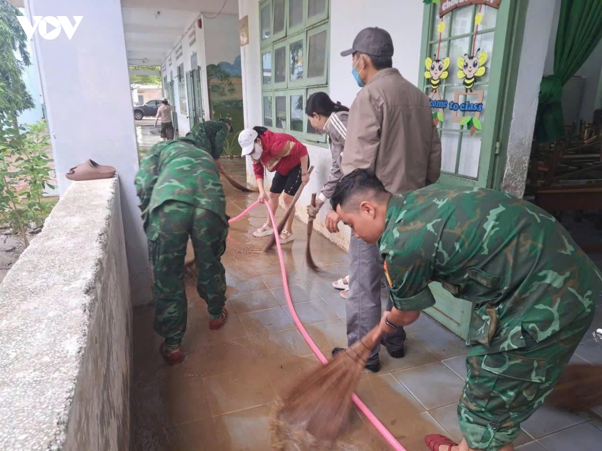 bo doi bien phong khanh hoa hanh quan ve co so giup ba con vung lu hinh anh 1