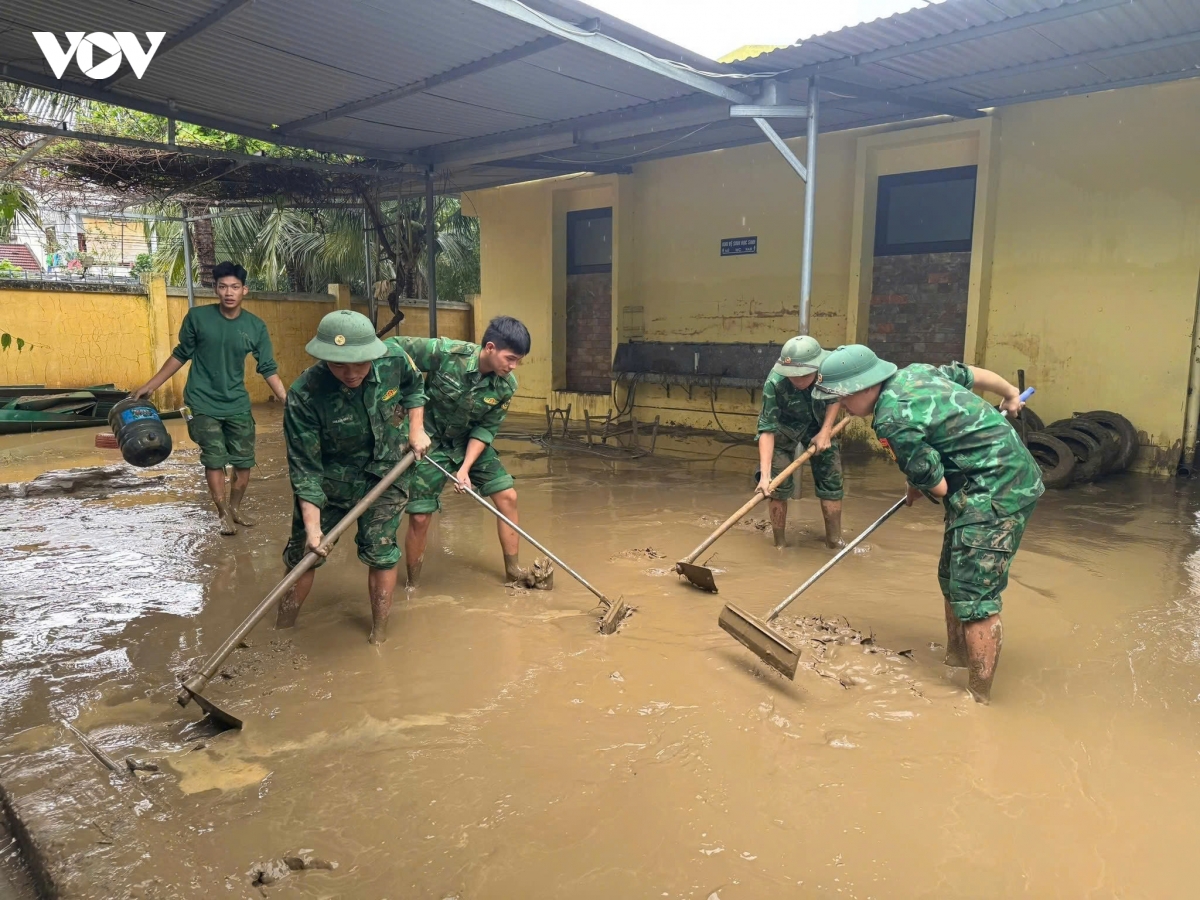 bo doi bien phong khanh hoa hanh quan ve co so giup ba con vung lu hinh anh 3