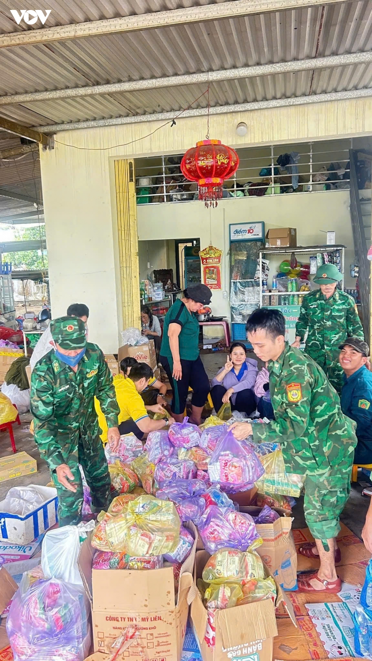 bo doi bien phong khanh hoa hanh quan ve co so giup ba con vung lu hinh anh 4