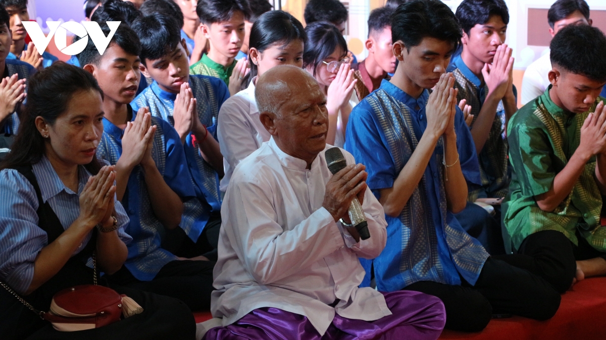 sac mau le cung trang cua dong bao khmer hinh anh 11
