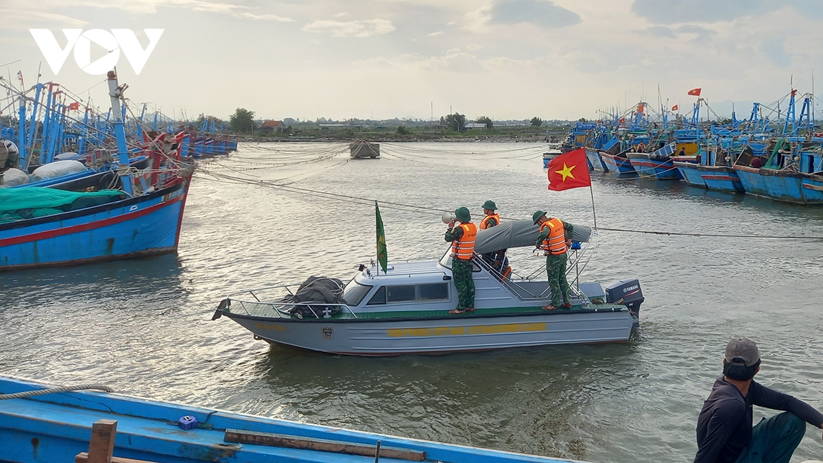 Khánh Hòa: Chìm tàu gần bờ Bình Tiên, 1 người tử vong, 2 ngư dân mất tích