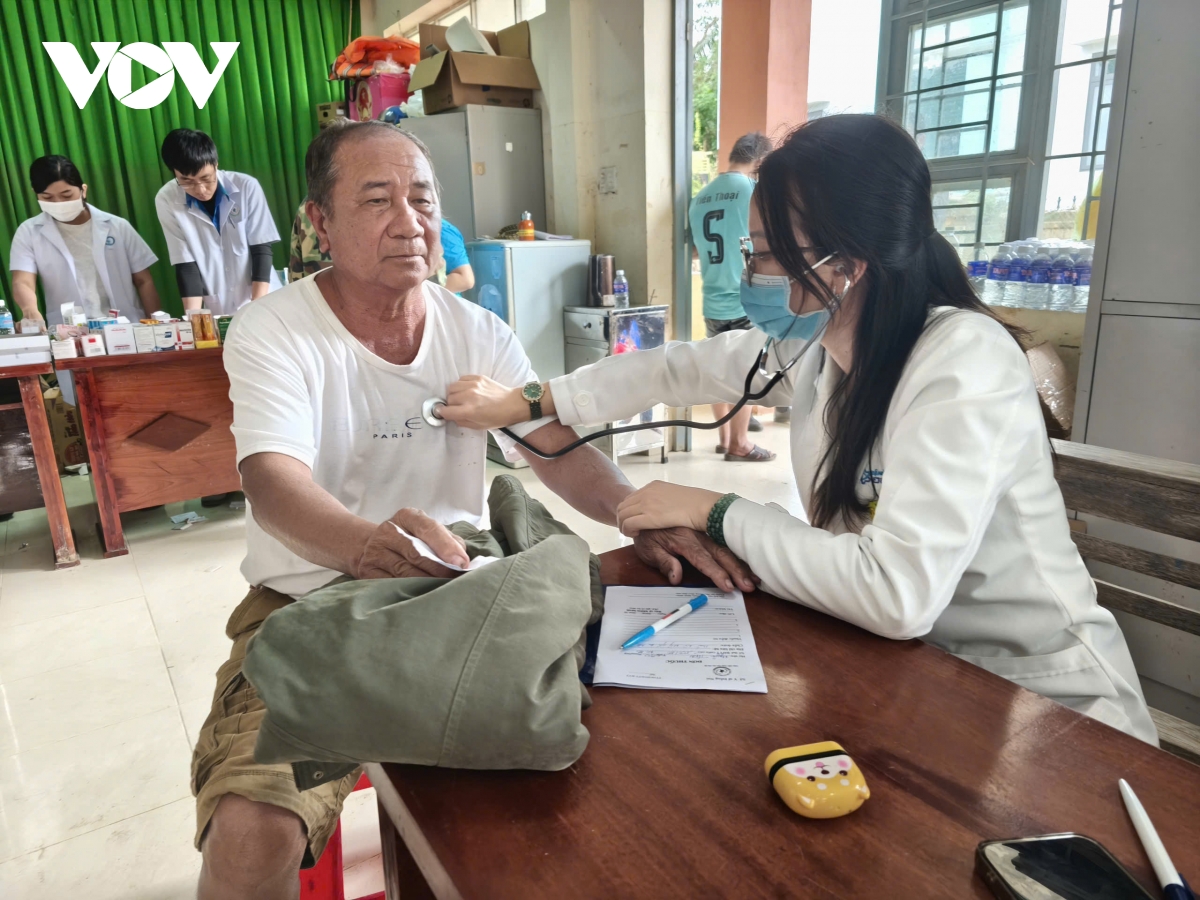 Thăm khám, đảm bảo sức khỏe cho người dân vùng lũ ở Đắk Lắk