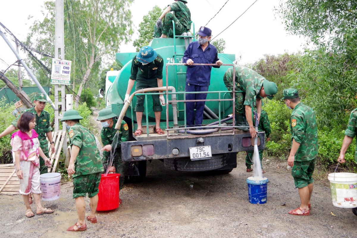 bo doi dua nuoc sach toi hon 100 ho dan vung lu Dong ro o khanh hoa hinh anh 1