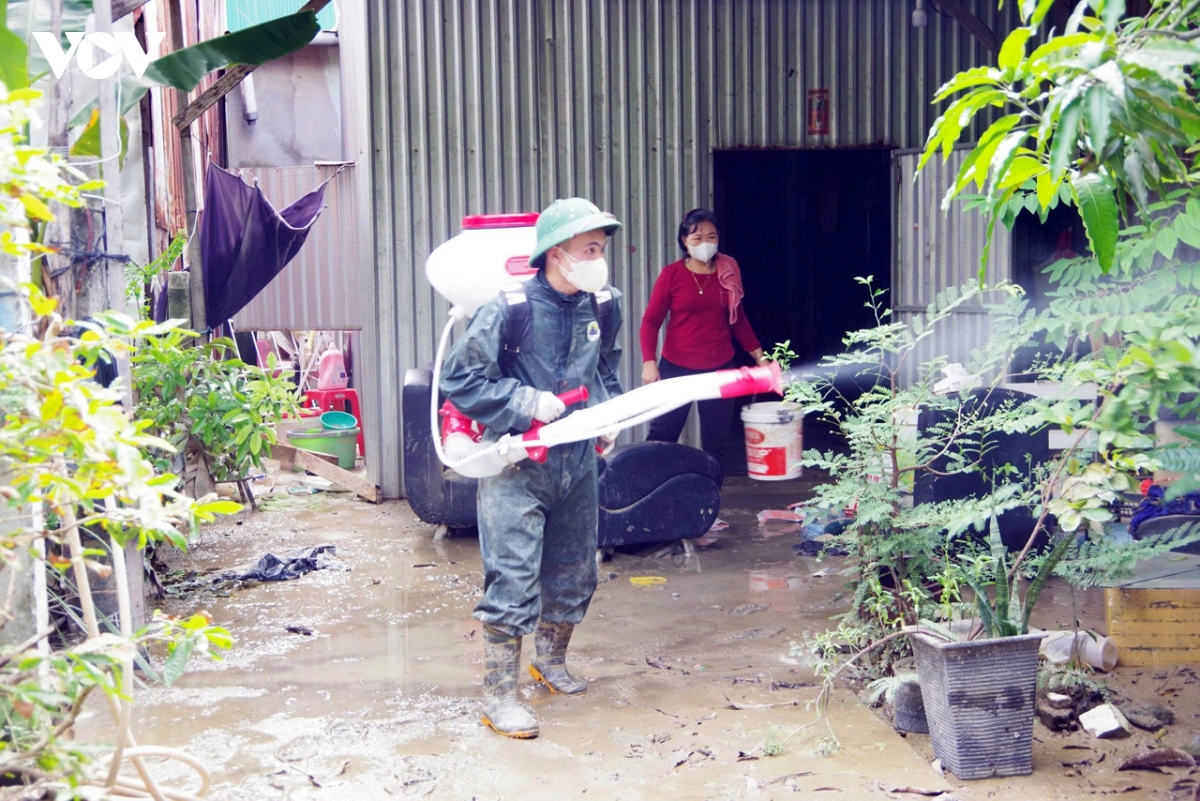 bo doi dua nuoc sach toi hon 100 ho dan vung lu Dong ro o khanh hoa hinh anh 2