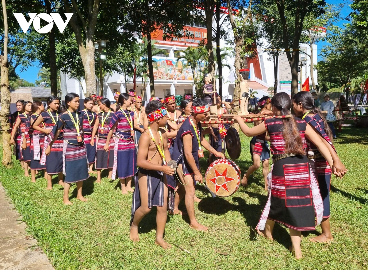 Dans chaque ethnie, la manière d&apos;exécuter la danse est différente. La photo montre une danse du peuple Ba Na (Gia Lai) lors de la cérémonie d’abandon des tombes