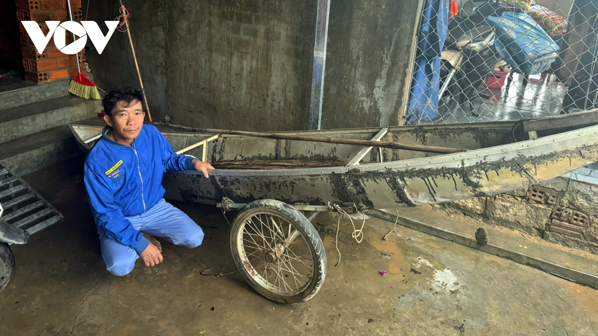 Tặng bằng khen cho những tấm gương dũng cảm lao vào dòng lũ cứu dân