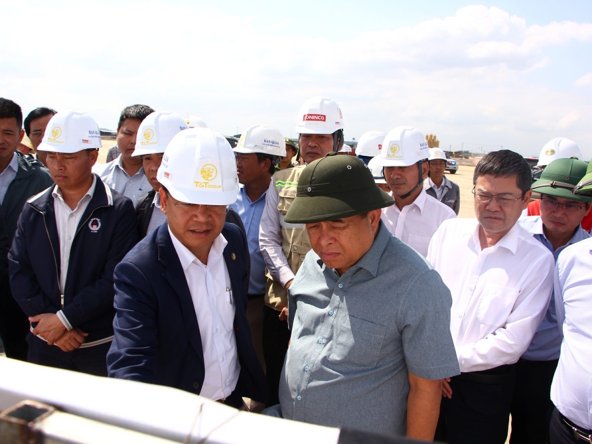 Phó Thủ tướng Chính phủ Nguyễn Chí Dũng kiểm tra dự án trọng điểm tại Quảng Trị