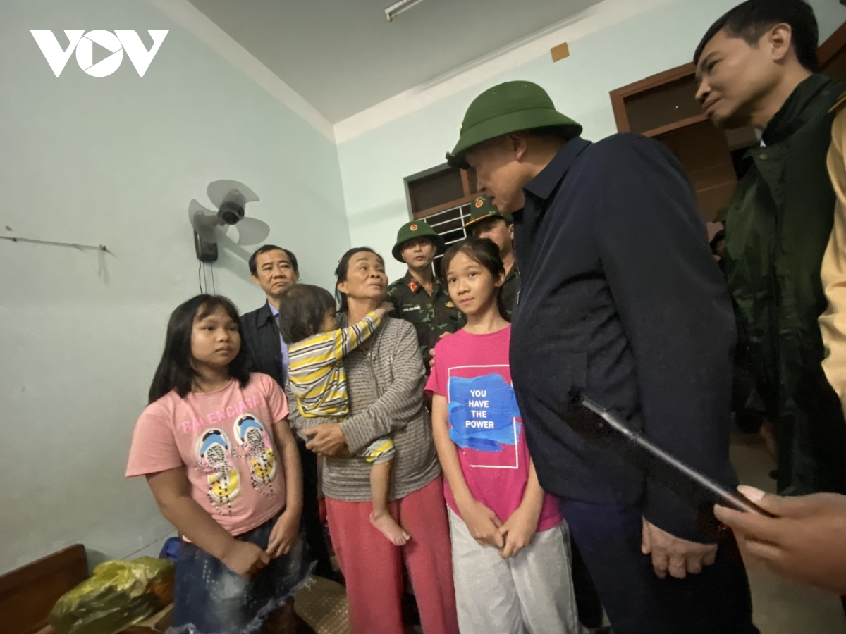 Phó thủ tướng Nguyễn Hòa Bình thăm bà con vùng rốn lũ Đông Hòa