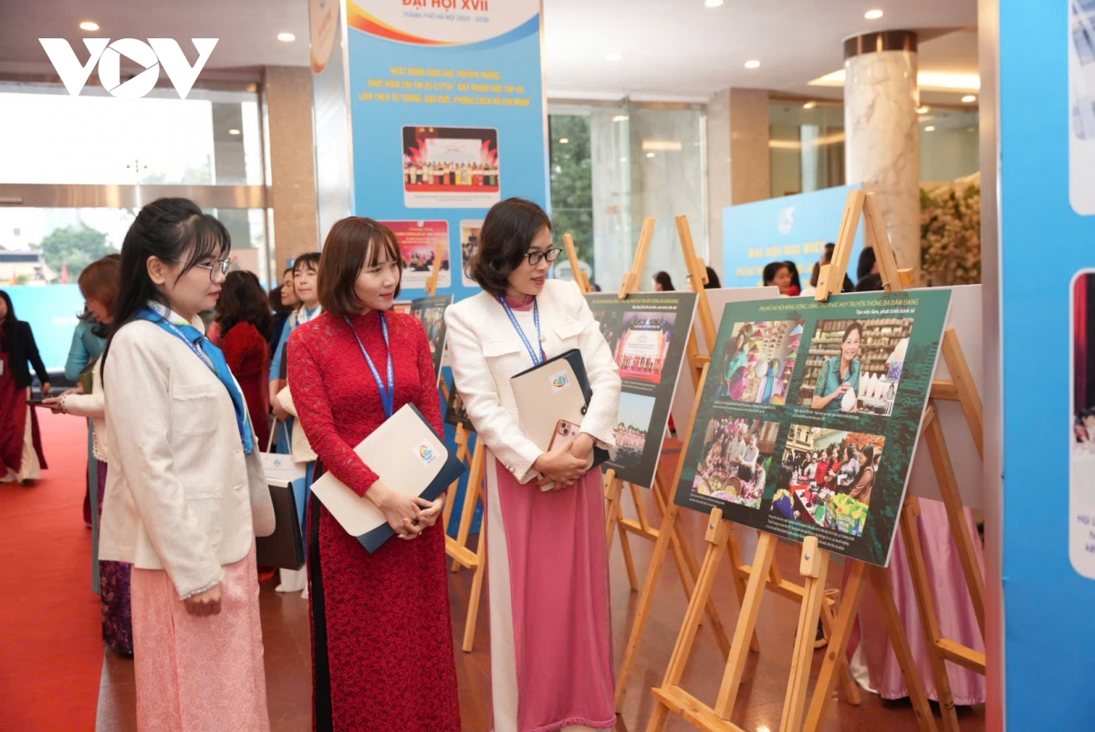 Phụ nữ tham chính: Càng áp lực, càng khẳng định bản lĩnh