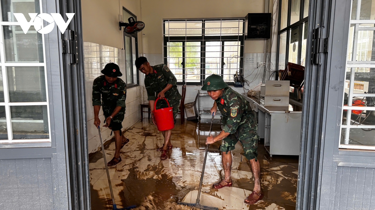 Quân nhân Trung đoàn 739 hỗ trợ Bệnh viện Lao và Phổi Quy Nhơn.