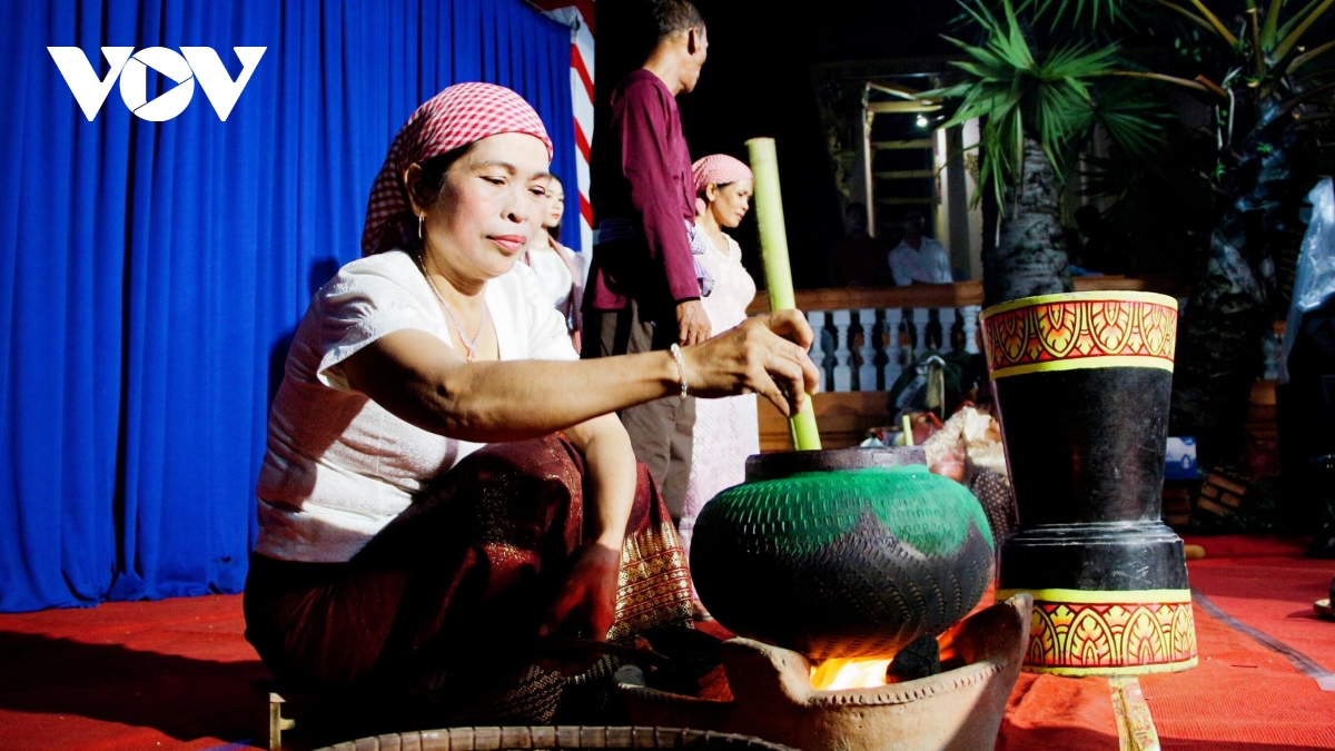 sac mau le cung trang cua dong bao khmer hinh anh 7