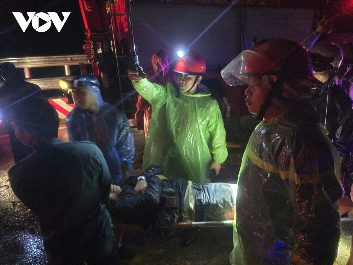 Sạt lở đèo Khánh Lê (Khánh Hòa) vùi xe khách, 5 người tử vong