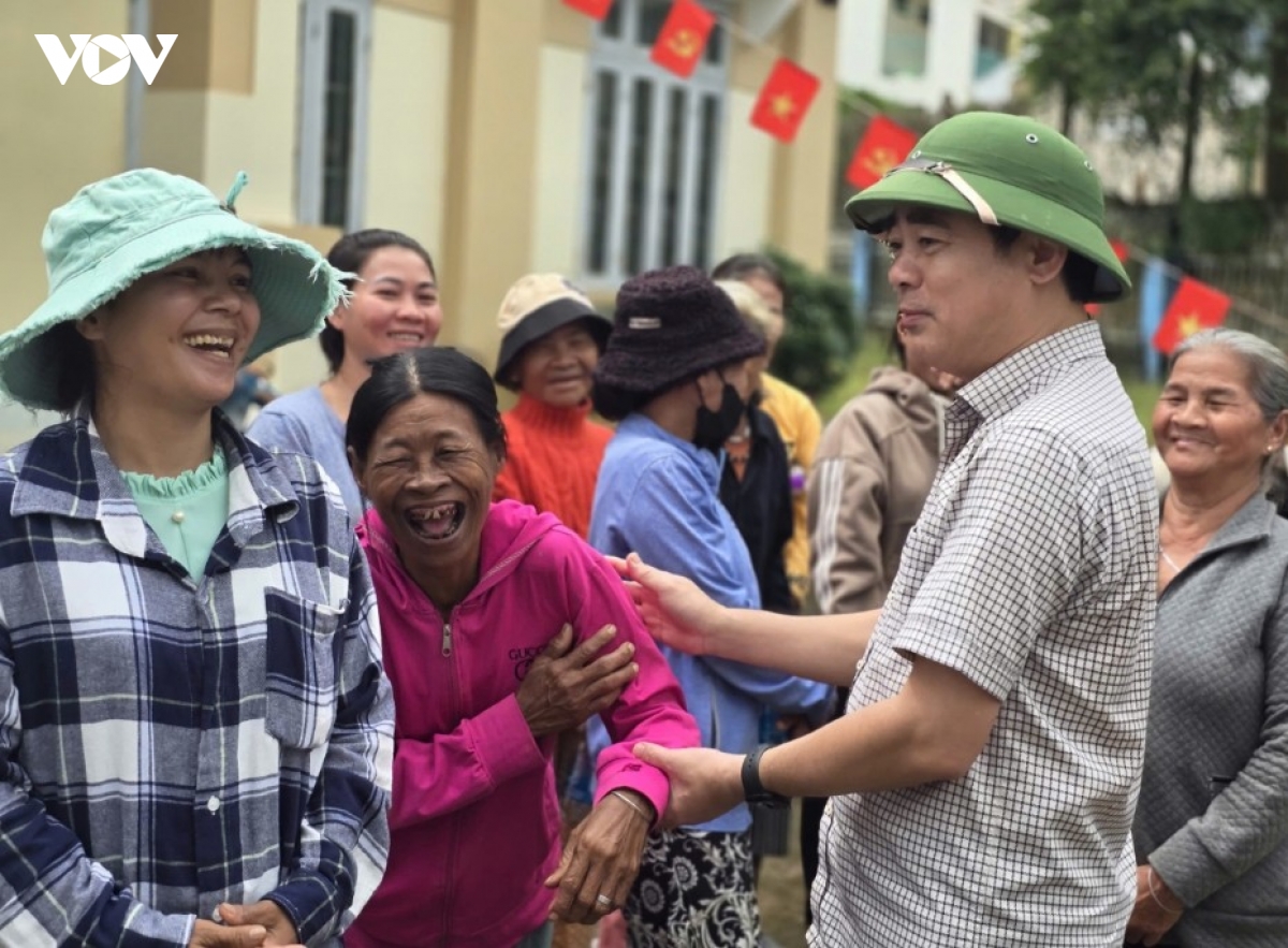 khan truong dieu phoi hang hoa, dua gao den voi nguoi dan vung lu hinh anh 4