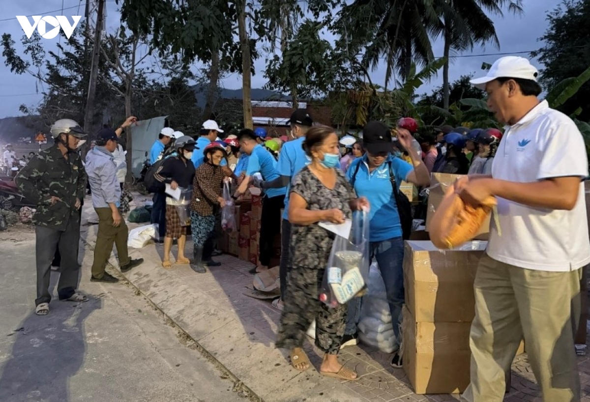 khan truong dieu phoi hang hoa, dua gao den voi nguoi dan vung lu hinh anh 3