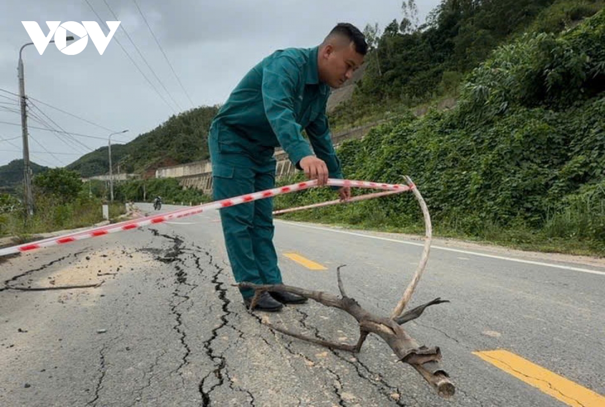 Xuất hiện nhiều vết nứt dài, sụt lún trên tỉnh lộ 601 (Đà Nẵng)