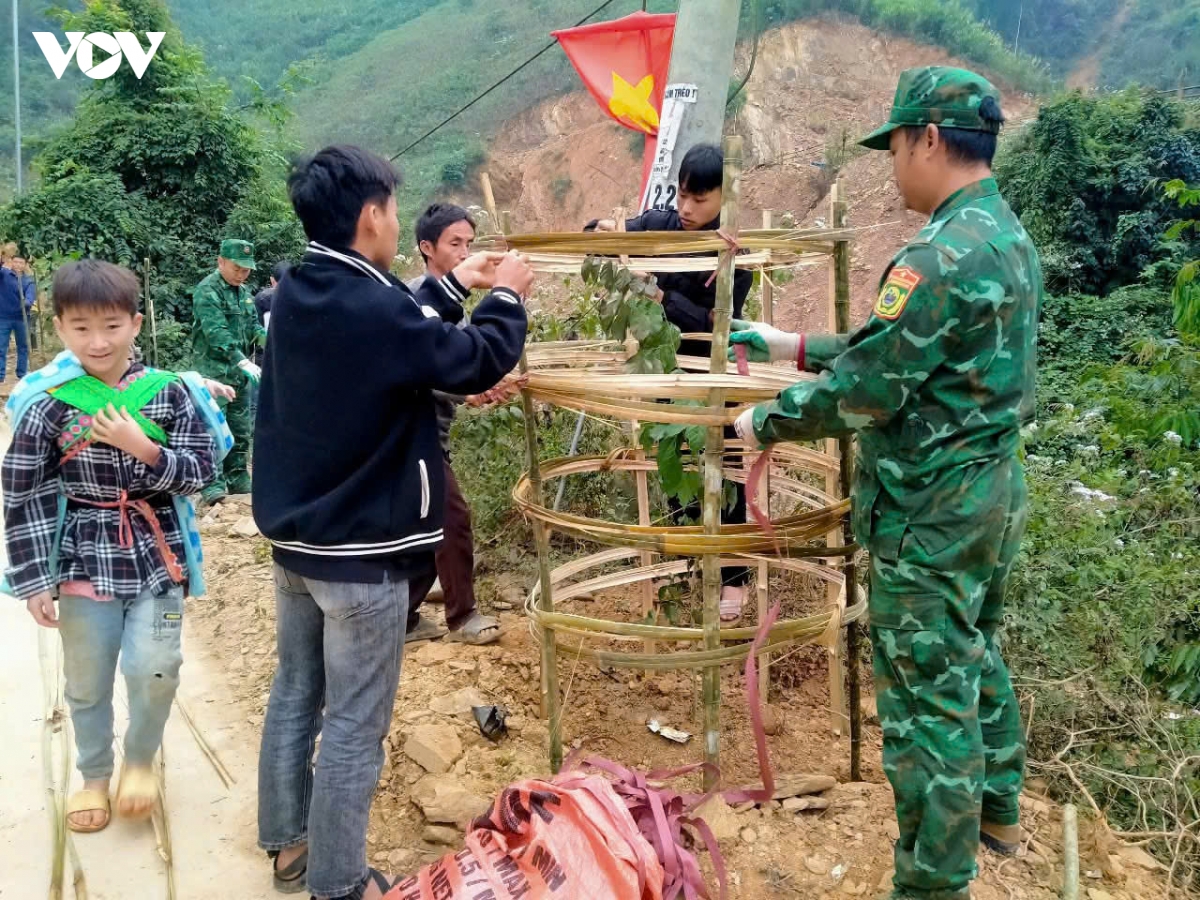 thap sang nhung ban lang vung bien bang suc linh quan ham xanh hinh anh 10