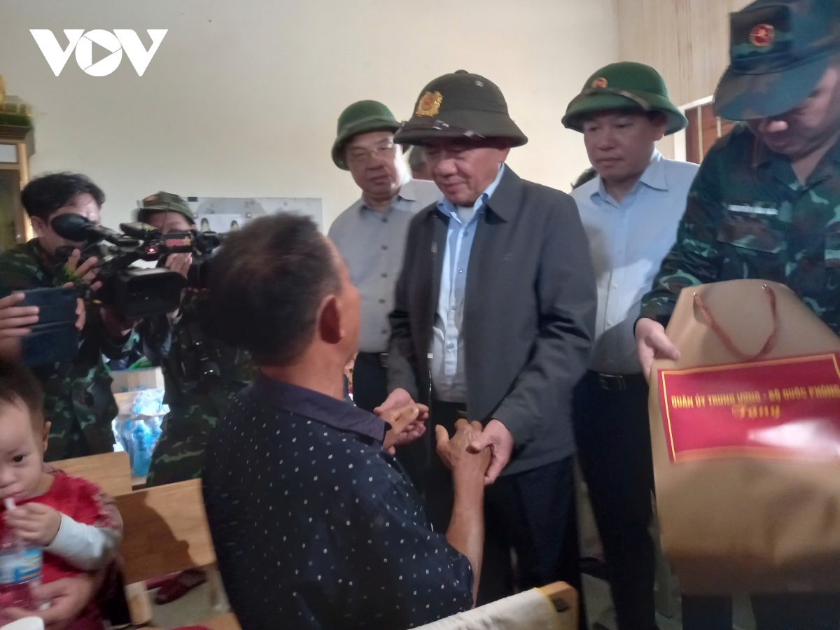 Thường trực Ban Bí thư Trần Cẩm Tú thăm, động viên nhân dân vùng lũ Khánh Hòa ảnh 1