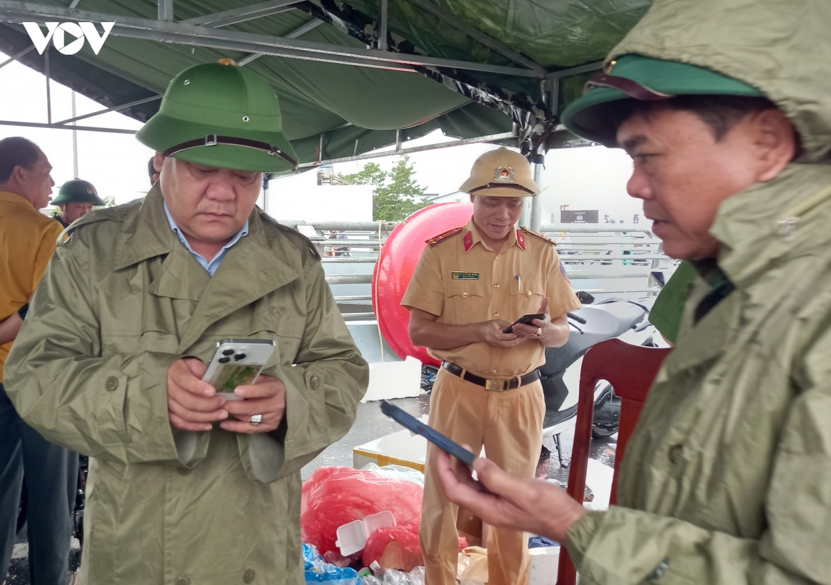 khanh hoa khan truong khoi phuc thong tin lien lac, dien nuoc sau lu hinh anh 3