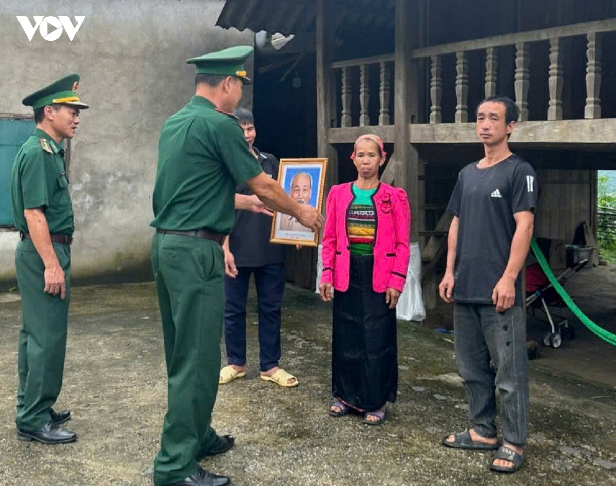 thap sang nhung ban lang vung bien bang suc linh quan ham xanh hinh anh 1