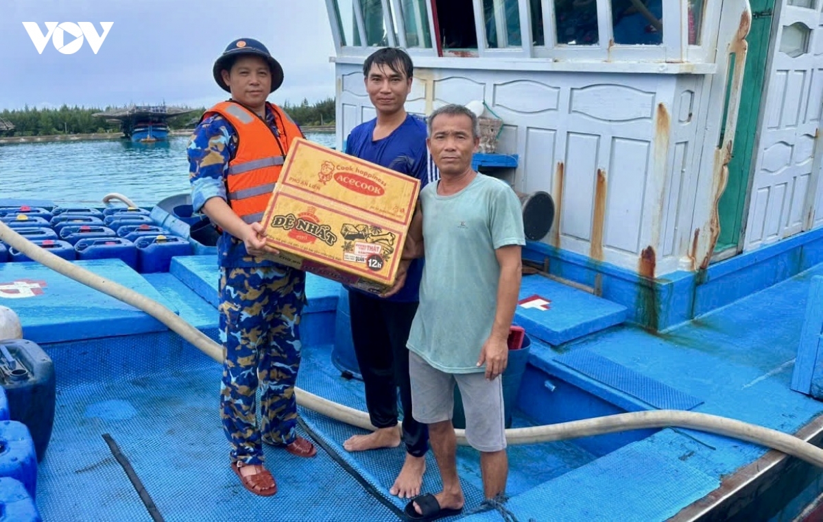 cac trung tam dich vu hau can-ky thuat quan dao truong sa don ngu dan tranh bao hinh anh 2