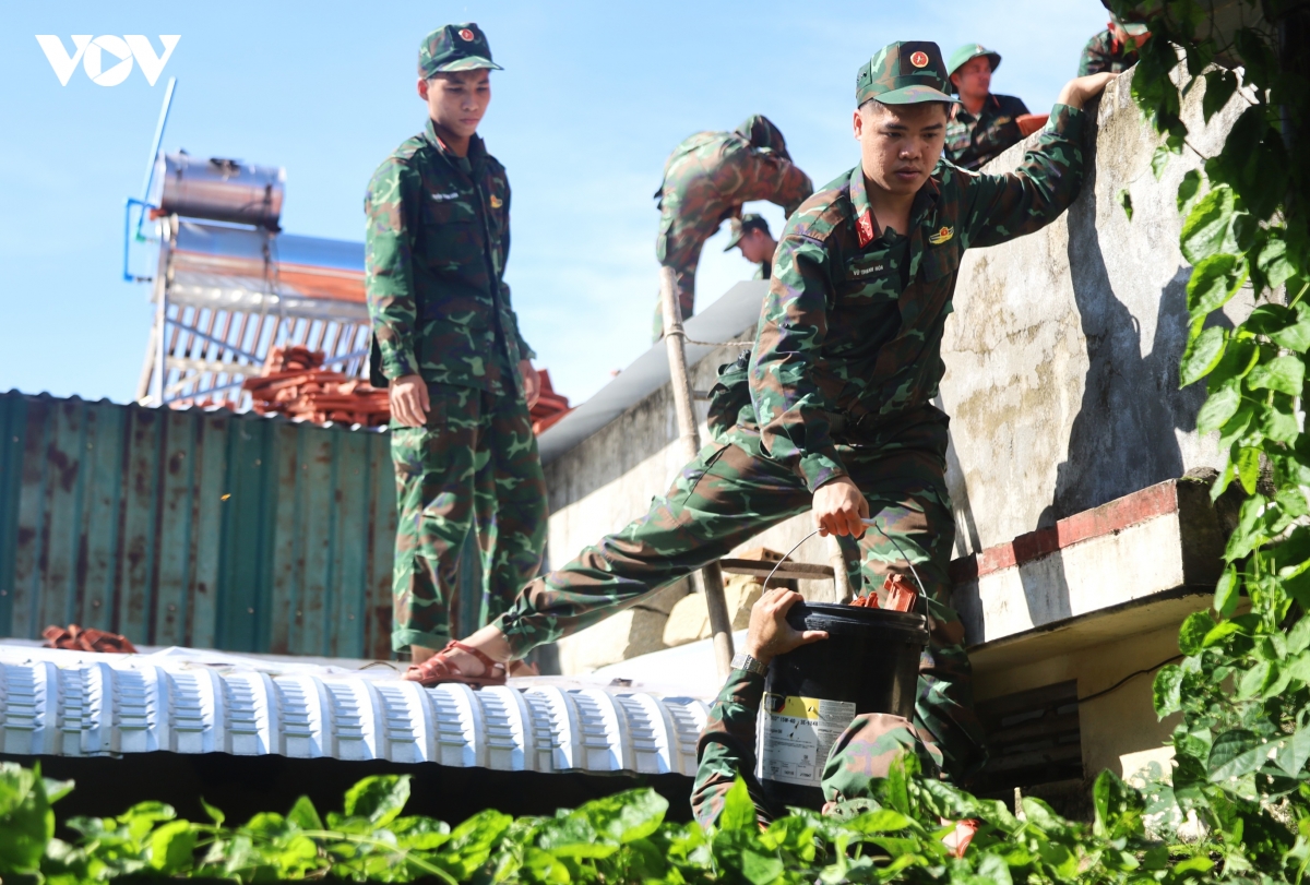luc luong vu trang giup nguoi dan quang ngai khac phuc hau qua bao so 13 hinh anh 2