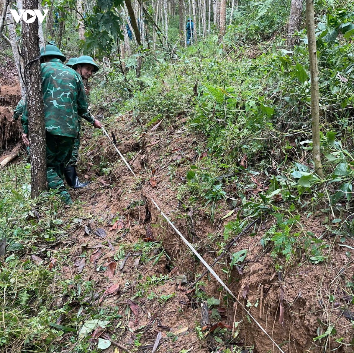 xuat hien vet nut lon tren dinh doi xa Dac pring, Da nang so tan dan khan cap hinh anh 2