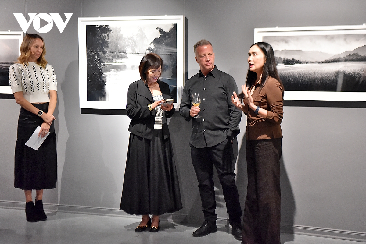 viet nam sau sac va dung di qua ong kinh nhiep anh cua peter steinhauer hinh anh 1